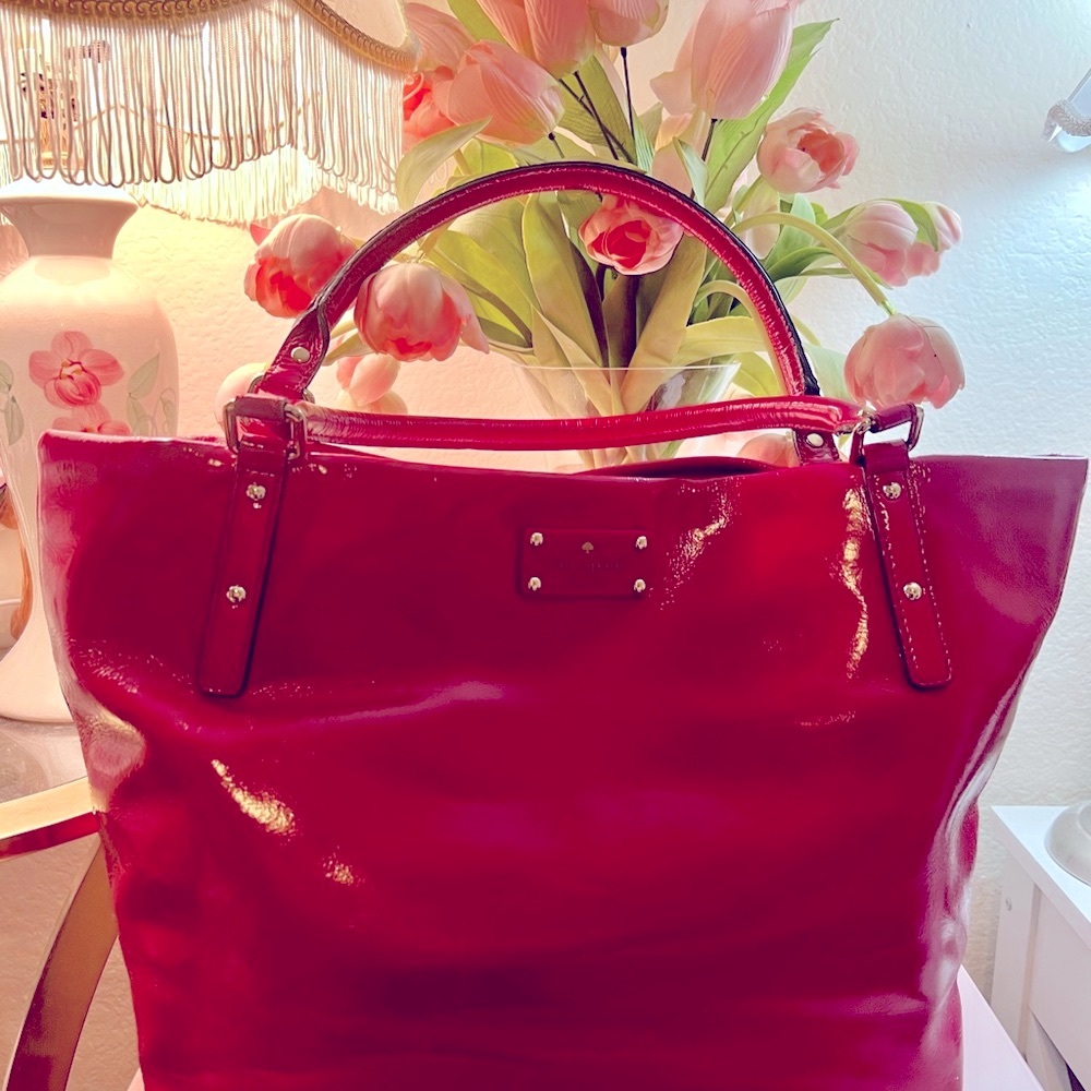 NWOT FLAWLESSLY GORGEOUS KATE SPADE FUCHSIA/BERRY PATENT LEATHER TOTE